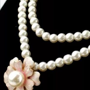 Pearl necklace with enhancer